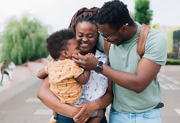 Familia feliz divirtiéndose juntos al aire libre
