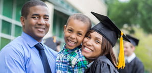 Emocionada mujer adulta media se gradúa de la universidad