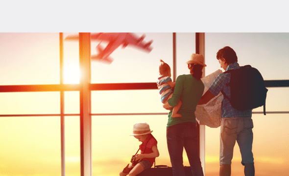 Familia esperando en un vuelo