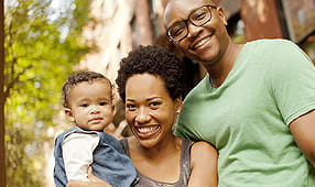 Familia sonriente de pie al aire libre