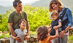 Familia pasando tiempo libre en el patio