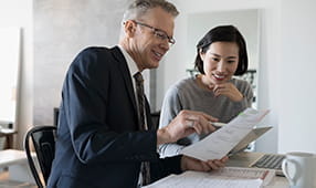 Planificador financiero teniendo una reunión exitosa con el cliente