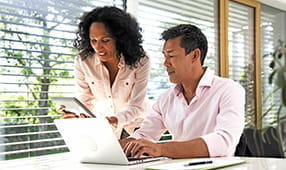 Pareja trabajando en casa