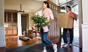 Pareja joven con cajas mudándose a un nuevo hogar