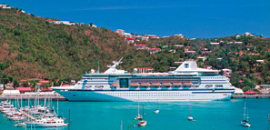 Crucero atracado en Charlotte Amalie en St. Thomas