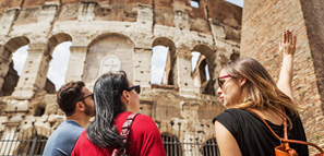 Turistas con una guía frente al Coliseo, Roma